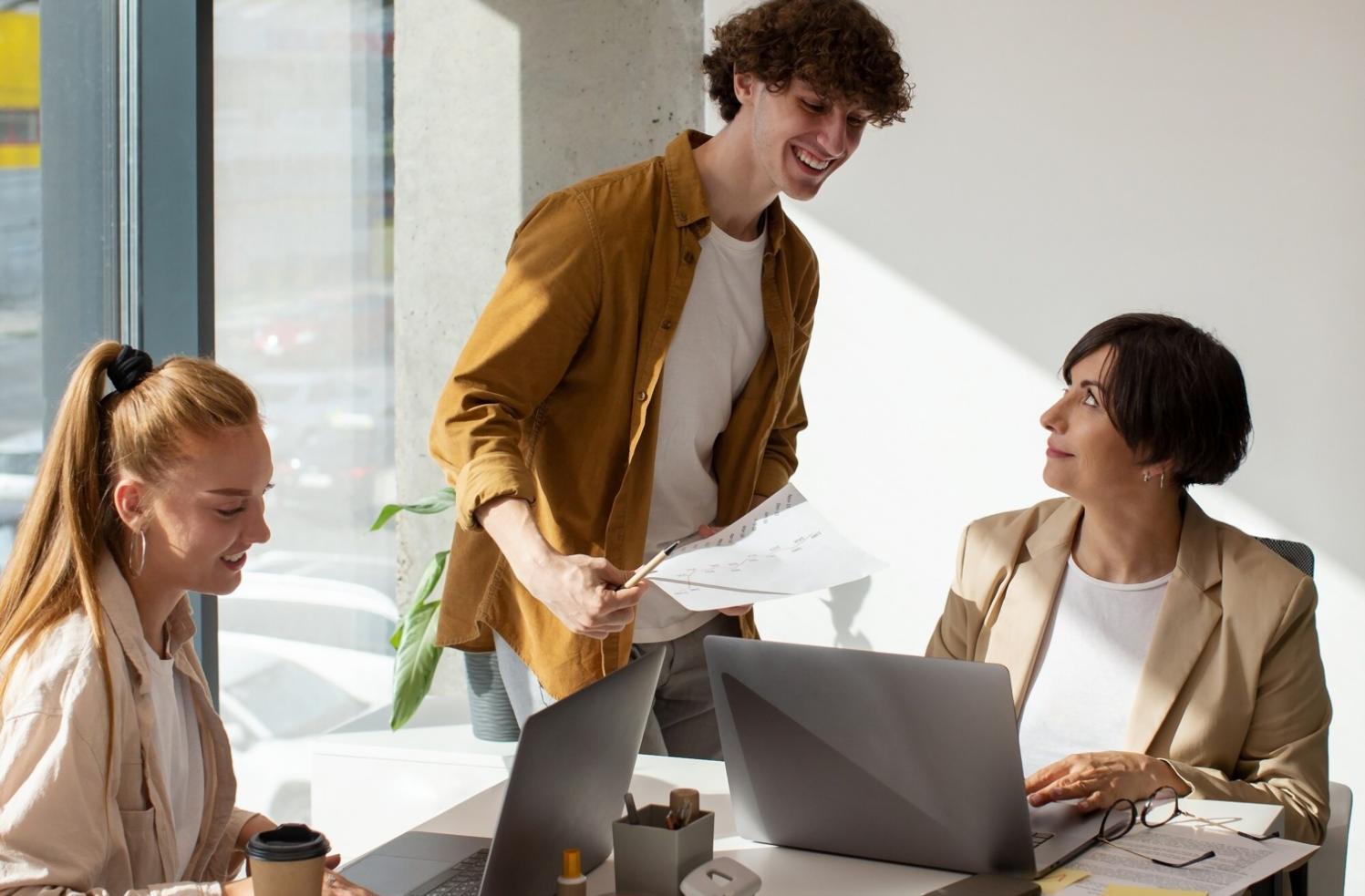 Équipe de négociateurs analysant une stratégie financière collaborative